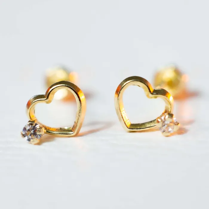 Earrings Gold Shield Aretes de Oro 18 Kilates Corazn con Incrustacin Moissanita Earrings Gold Shield Aretes de Oro 18 Kilates Corazn con Incrustacin Moissanita