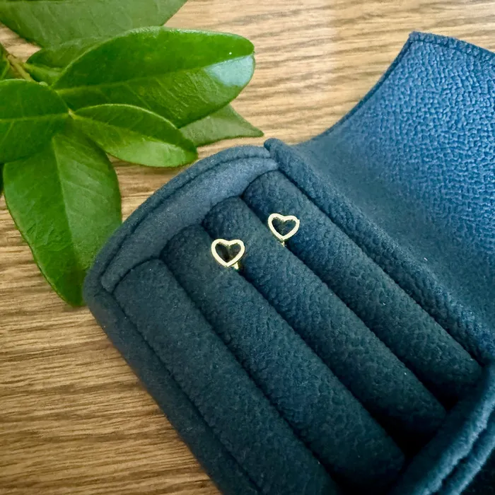Earrings iszi ONLINE Thin Heart Stud Earrings