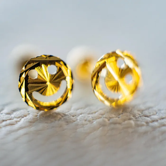 Gold Shield Aretes de caritas sonrientes de oro Macizo 18K Earrings