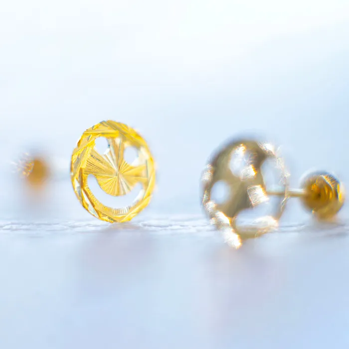 Gold Shield Aretes de caritas sonrientes de oro Macizo 18K Earrings